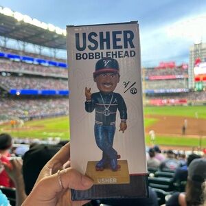 🎤 Usher Braves Bobblehead – Truist Park Exclusive – Usher Night) NEW IN …